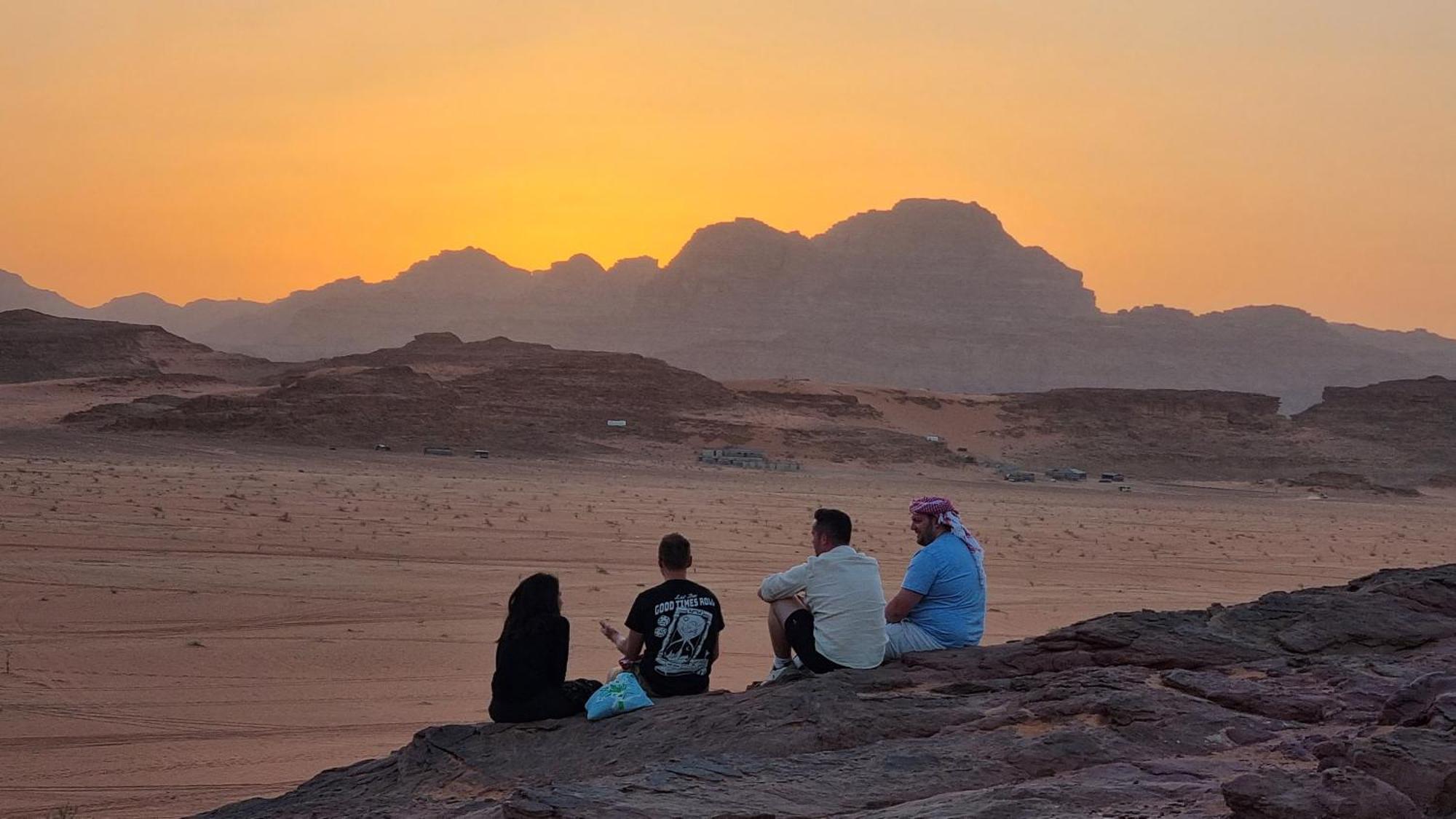 Hotel Desert Knights Camp Wadi Rum Esterno foto